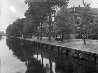 43033 Gezicht op de Rijnkade te Utrecht, vanaf de Willemsbrug over de Stadsbuitengracht.